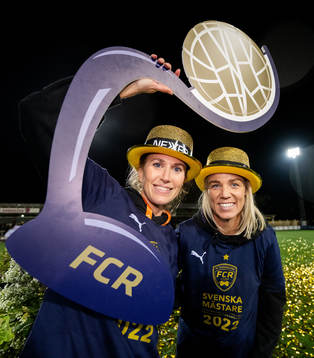 FC Rosengårds Emma Berglund och Caroline Seger jublar med