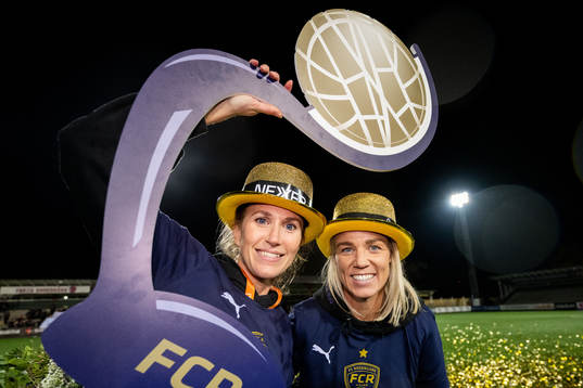 FC Rosengårds Emma Berglund och Caroline Seger jublar med