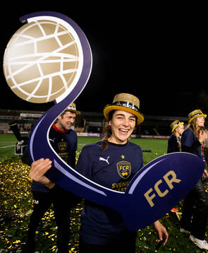 FC Rosengårds tränare Renee Slegers jublar med en replika