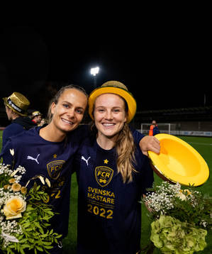 FC Rosengårds Frederikke Thögersen och Fiona Brown jublar