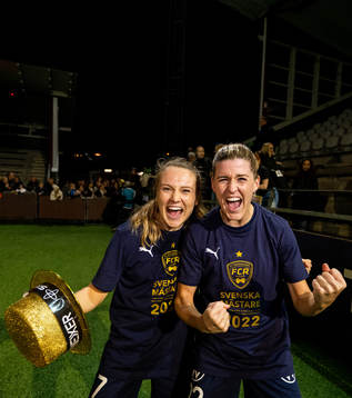 FC Rosengårds Fiona Brown och Olivia Schough jublar