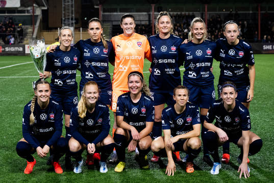 FC Rosengårds startelva ställer upp för en lagbild
