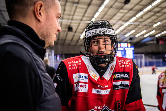 Malmö Redhawks Natalie Perry i samtal med presschef