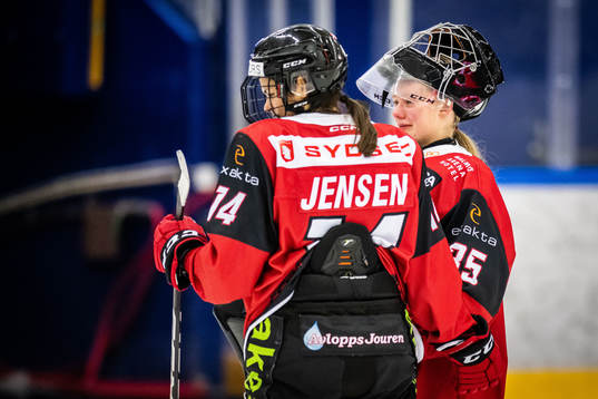 Malmö Redhawks Julie Jensen och målvakt Hanna Svehög
