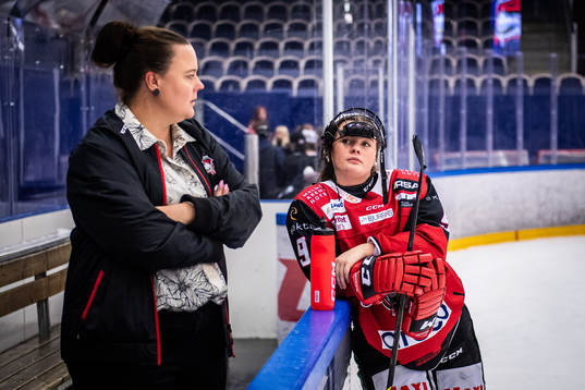 Malmö Redhawks tränare Ellinor Rydell och Emilia Rydell