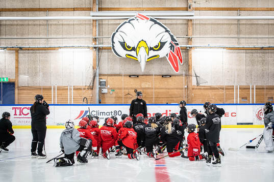 Sportchef Björn Liljander instruerar ungdomsspelare