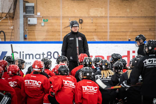 Sportchef Björn Liljander instruerar ungdomsspelare