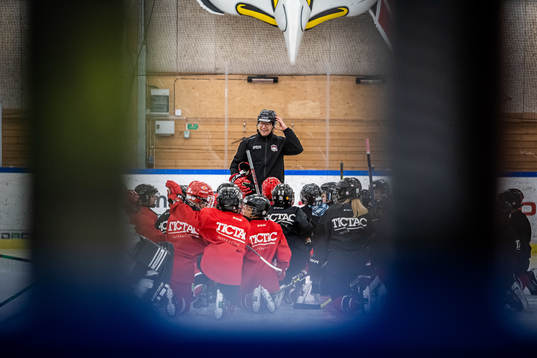 Sportchef Björn Liljander instruerar ungdomsspelare