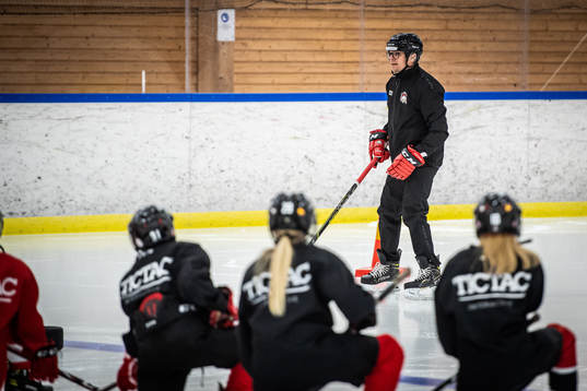 Sportchef Björn Liljander instruerar ungdomsspelare
