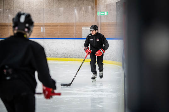 Sportchef Björn Liljander instruerar ungdomsspelare