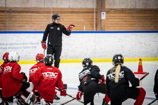 Sportchef Björn Liljander instruerar ungdomsspelare