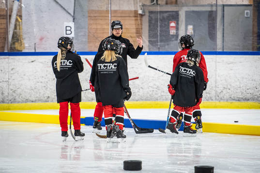 Sportchef Björn Liljander instruerar ungdomsspelare