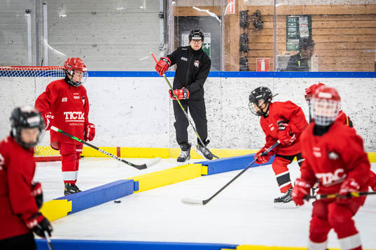 Sportchef Björn Liljander instruerar ungdomsspelare
