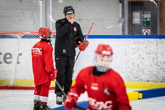 Sportchef Björn Liljander instruerar ungdomsspelare