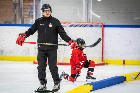 Sportchef Björn Liljander instruerar ungdomsspelare
