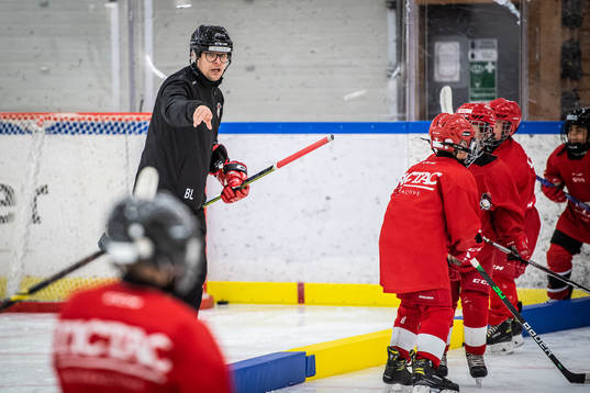 Sportchef Björn Liljander instruerar ungdomsspelare