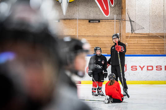 Sportchef Björn Liljander instruerar ungdomsspelare