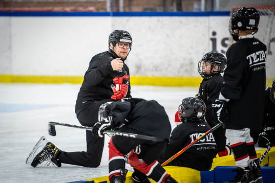 Sportchef Björn Liljander instruerar ungdomsspelare
