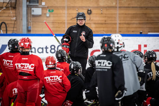 Sportchef Björn Liljander instruerar ungdomsspelare