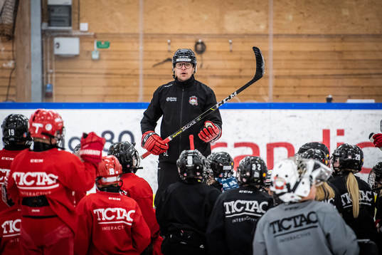 Sportchef Björn Liljander instruerar ungdomsspelare