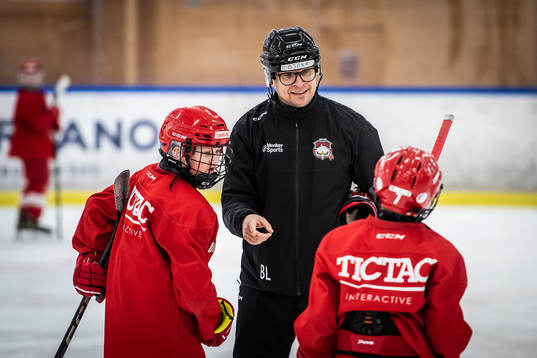 Sportchef Björn Liljander instruerar ungdomsspelare