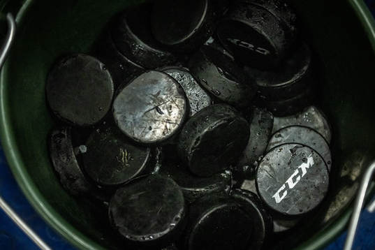 Puckar i en hink