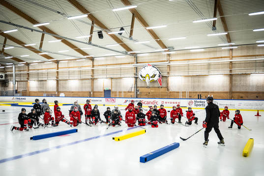 Sportchef Björn Liljander instruerar ungdomsspelare