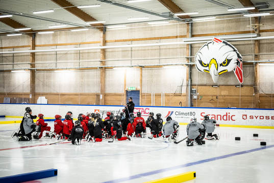 Sportchef Björn Liljander instruerar ungdomsspelare