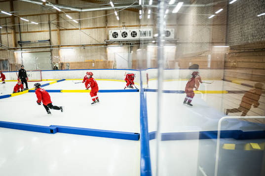Sportchef Björn Liljander instruerar ungdomsspelare
