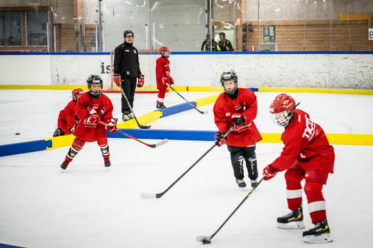 Sportchef Björn Liljander instruerar ungdomsspelare
