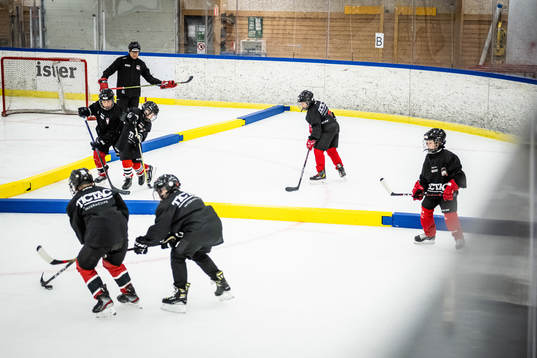 Sportchef Björn Liljander instruerar ungdomsspelare