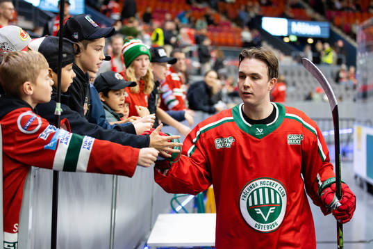 Frölundas Jere Innala innan ishockeymatchen i SHL mellan