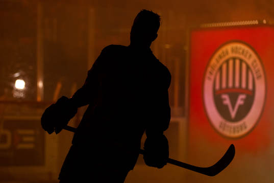 Frölundas Radan Lenc innan ishockeymatchen i SHL mellan