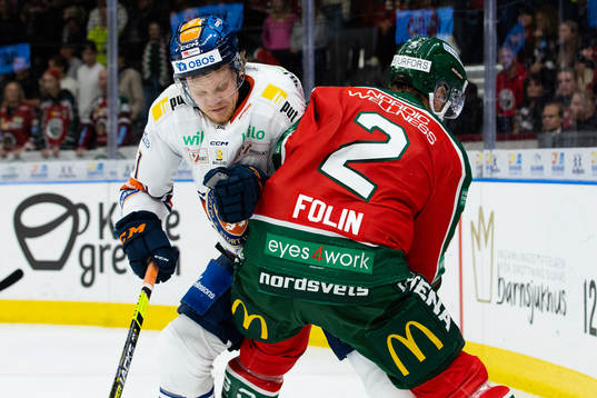 Växjös Ludvig Nilsson tacklar Frölundas Christian Folin