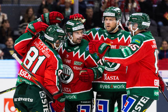 Frölundas Patrik Carlsson jublar med lagkamrater