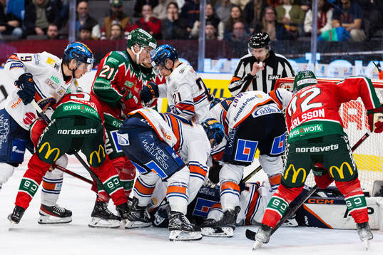 Växjös målvakt Adam Åhman blockerar pucken
