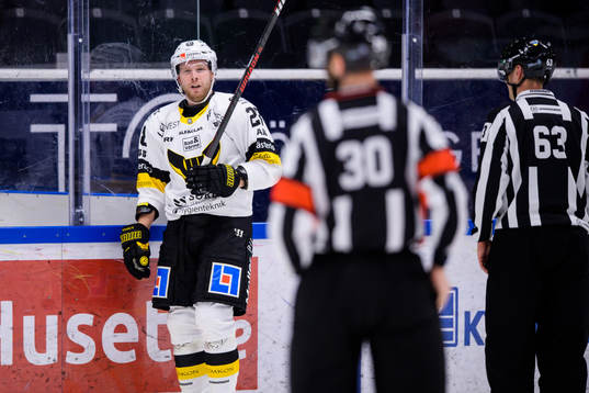 Västerås Lukas Zetterberg reagerar mot domaren