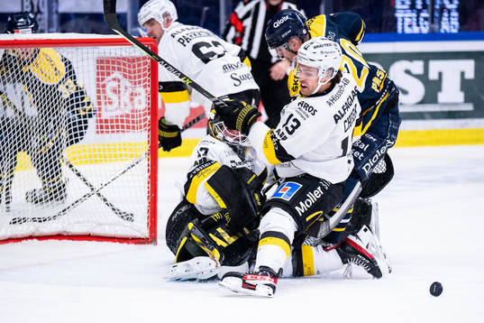 Västerås målvakt Johan Gustafsson och Trevor Cheek mot