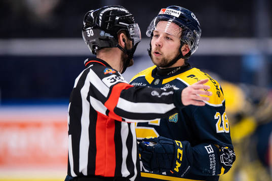 Södertäljes Emil Alba i diskussion med domaren