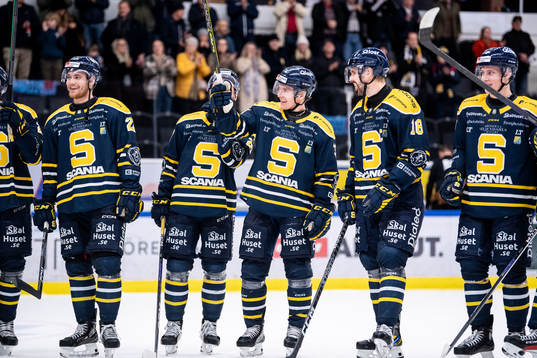 Södertäljes spelare jublar