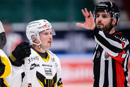 Västerås Anton Svensson i diskussion med domaren