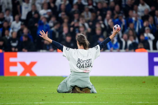A pitch invader with a t-shirt with the text ”Boycott