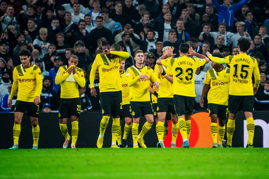 Thorgan Hazard and the team celebrates 1-0