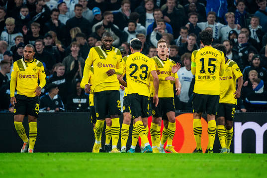 Thorgan Hazard and the team celebrates 1-0