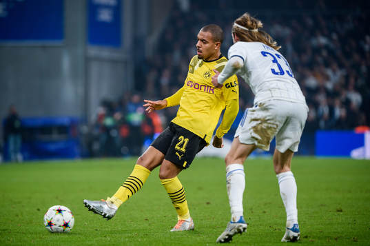 Donyell Malen of Dortmund and Rasmus Falk of FC Copenhagen