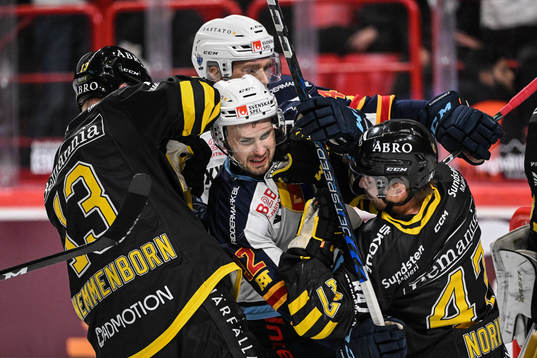 Djurgårdens Marcus Kruger mot AIKs Axel Wemmenborn och