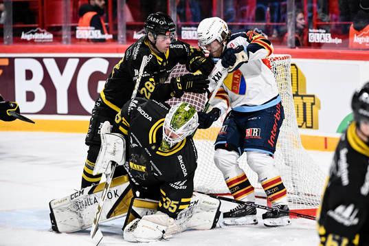 AIKs Kelvin Martinsson och målvakt Niklas Lundström mot