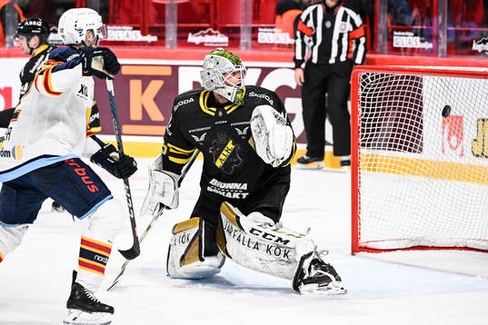 Djurgårdens Marcus Kruger gör 1-1 på AIKs målvakt