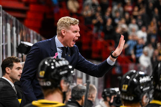 AIKs tränare Anton Blomqvist reagerar