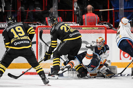 AIKs Oscar Nord gör 3-3 på Djurgårdens målvakt Carl